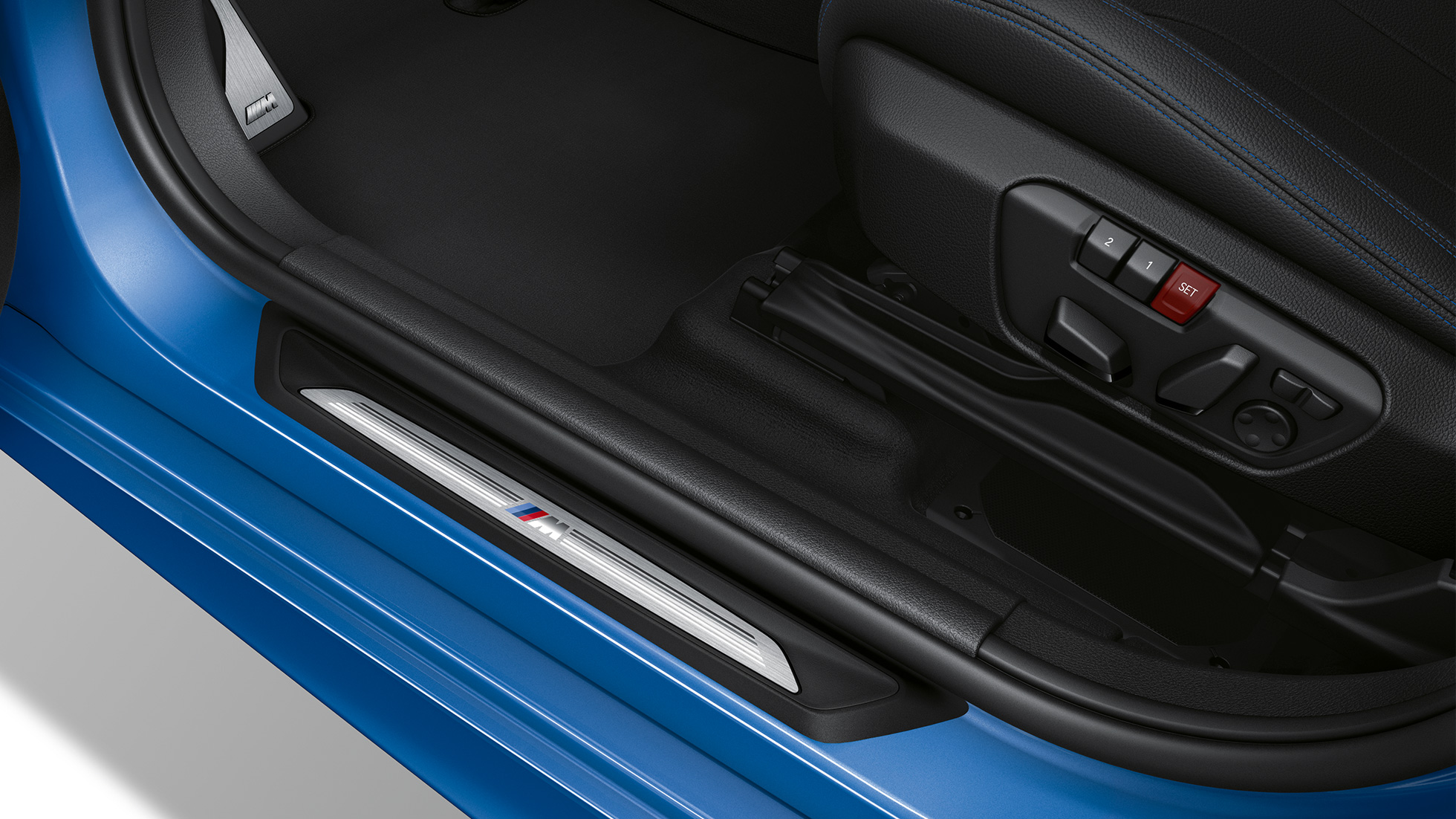 Vstopne letve pri BMW serijah 2 Gran Tourer kot modelu M Sport Vstopne letve pri BMW serijah 2 Gran Tourer 220d xDrive, model M Sport, F46 2018, kovinska barva Estoril Blue, pogled od blizu