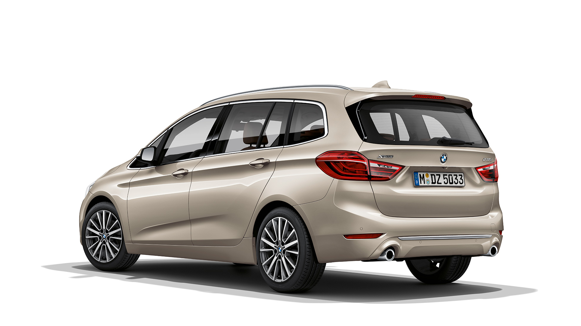 Tričetrtinski pogled od spredaj na BMW serije 2 Gran Tourer, model Luxury Line BMW serije 2 Gran Tourer, 218d xDrive, model Luxury Line, F46, osvežitev 2018, Cashmere Silver, tričetrtinski pogled od spredaj