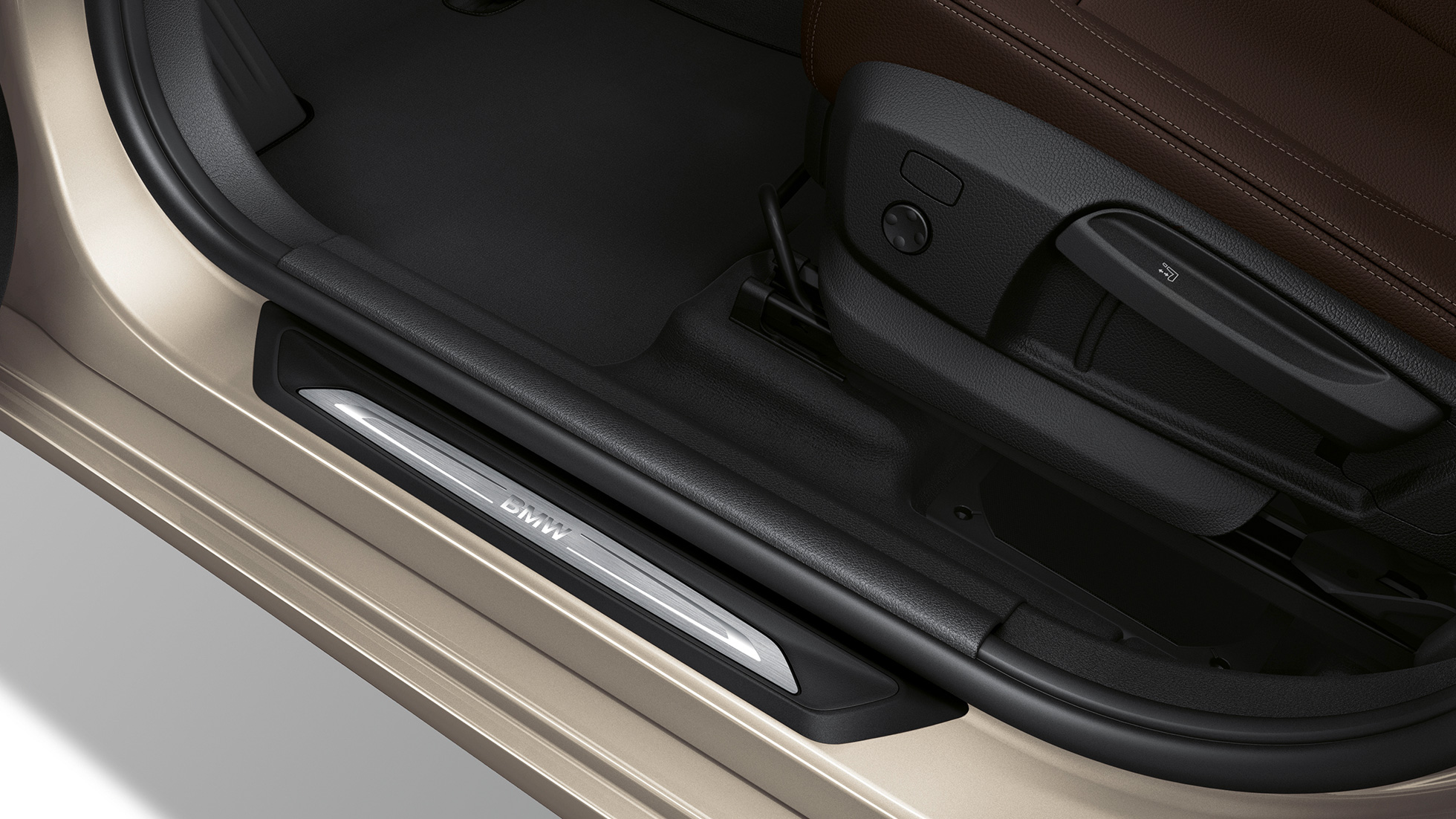 Vstopne letve, BMW serije 2 Gran Tourer, model Luxury Line Vstopne letve, BMW serije 2 Gran Tourer, 218d xDrive, model Luxury Line, F46, osvežitev 2018, Cashmere Silver, pogled od blizu