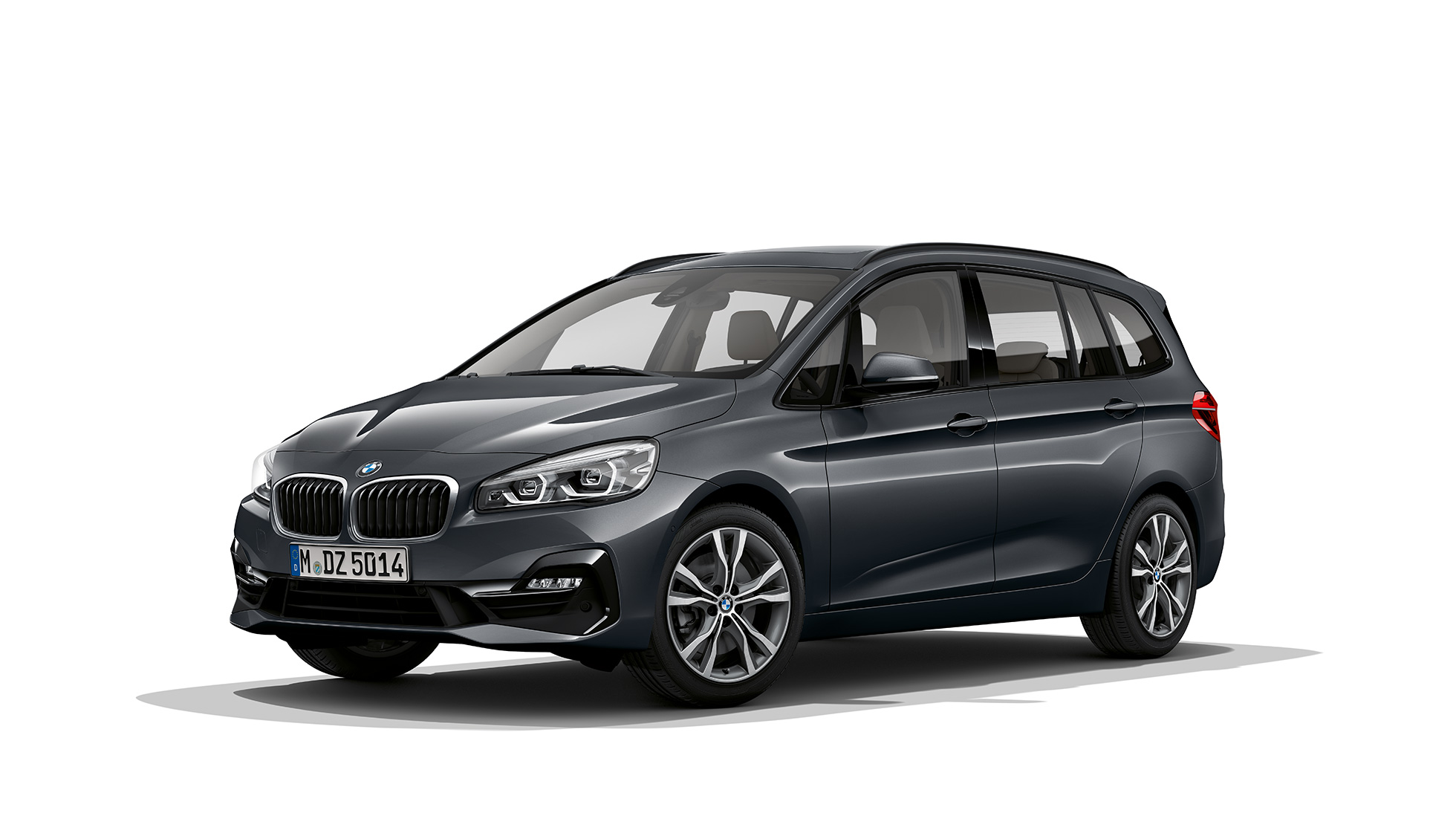 Tričetrtinski pogled od spredaj na BMW serijah 2 Gran Tourer kot modelu Sport Line BMW serije 2 Gran Tourer 220d, F46 2018, kovinska barva Mineral Grey, tričetrtinski pogled od spredaj