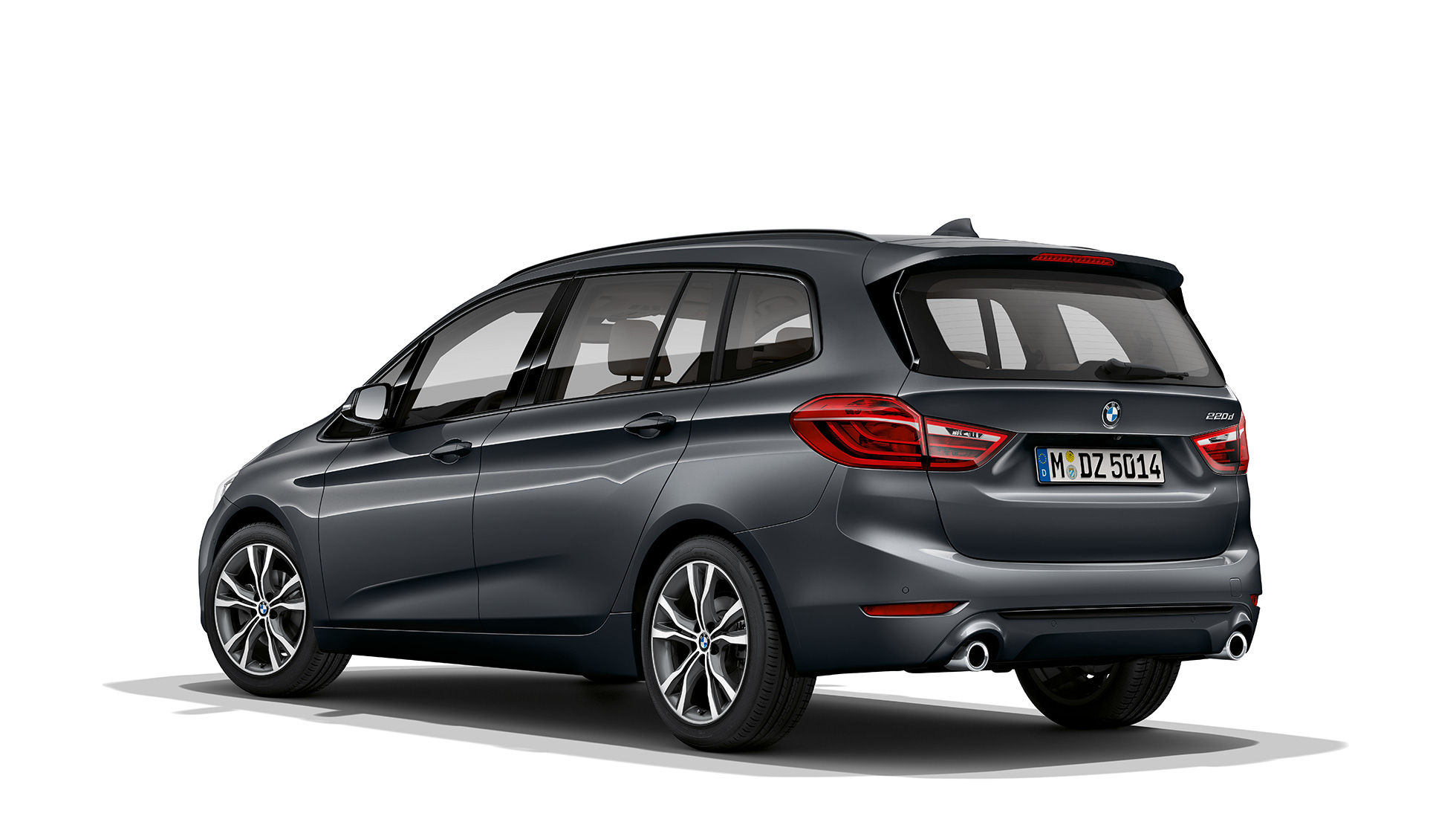 Tričetrtinski pogled od zadaj na BMW serijah 2 Gran Tourer kot modelu Sport Line BMW serije 2 Gran Tourer 220d, model Sport Line, F46 2018, kovinska barva Mineral Grey, tričetrtinski pogled od zadaj