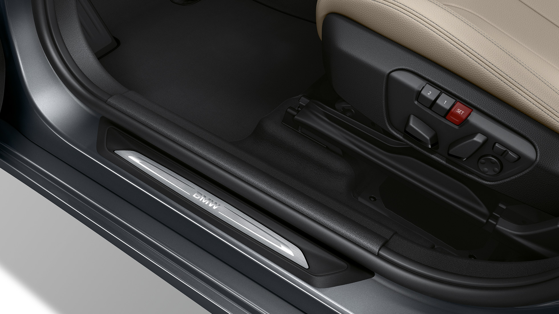 Vstopne letve pri BMW serijah 2 Gran Tourer kot modelu Sport Line Vstopne letve pri BMW serijah 2 Gran Tourer 220d, model Sport Line, F46 2018, kovinska barva Mineral Grey, pogled od blizu