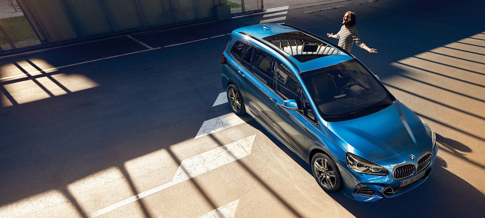 BMW serije 2 Gran Tourer z družino Družina stoji poleg BMW serije 2 Gran Tourer, F46, osvežitev 2018, kovinska barva Misano Blue