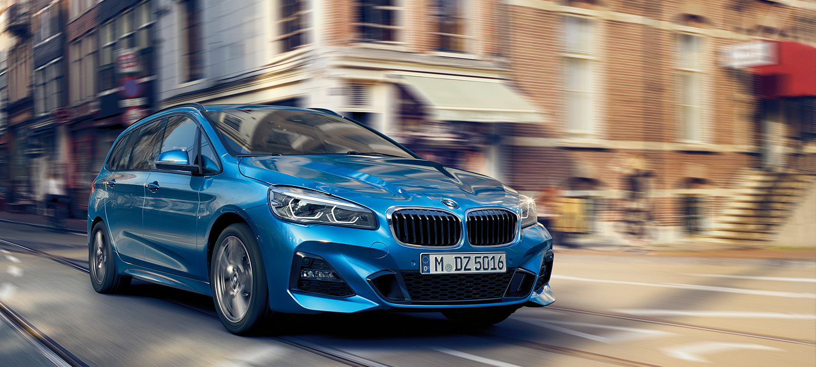 BMW serije 2 Gran Tourer med vožnjo po cesti BMW serije 2 Gran Tourer, F46, osvežitev 2018, kovinska barva Misano Blue, tričetrtinski pogled od spredaj med vožnjo po cesti
