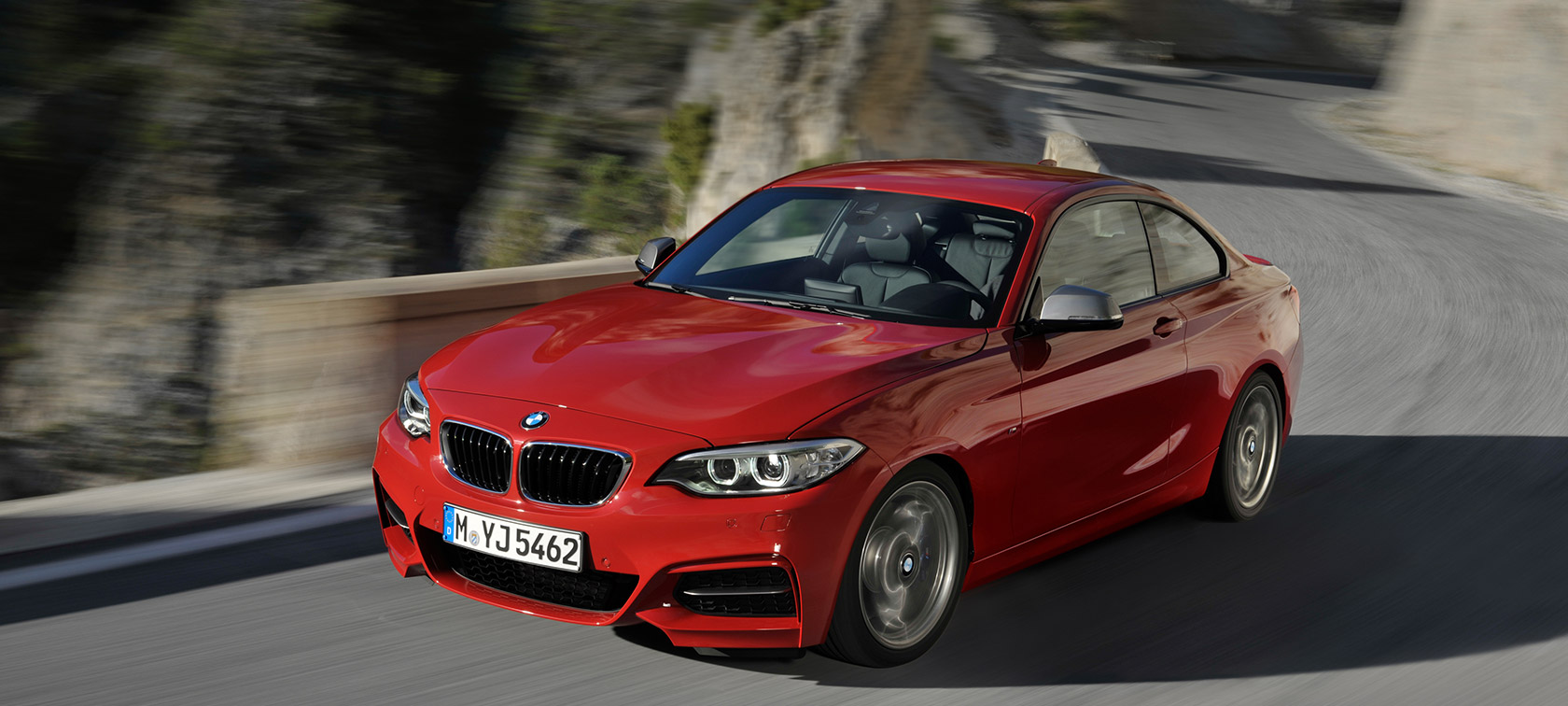 BMW serije 2, tričetrtinski pogled od spredaj med vožnjo po cesti pred pokrajino BMW serije 2, BMW, tričetrtinski pogled od spredaj med vožnjo po cesti pred pokrajino