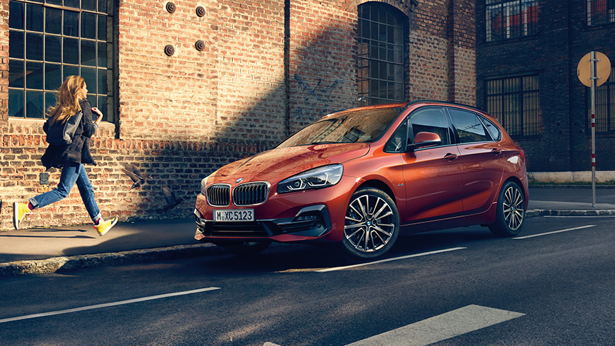 BMW serije 2 Active Tourer, F45, tričetrtinski stranski pogled med vožnjo po cesti BMW serije 2, BMW serije 2 Active Tourer, F45, tričetrtinski stranski pogled med vožnjo po cesti