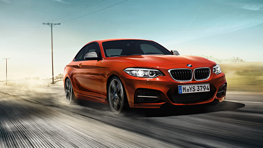 BMW serije 2 Coupé, F22, tričetrtinski pogled od spredaj med vožnjo po cesti BMW serije 2, BMW serije 2 Coupé, F22, tričetrtinski pogled od spredaj med vožnjo po cesti