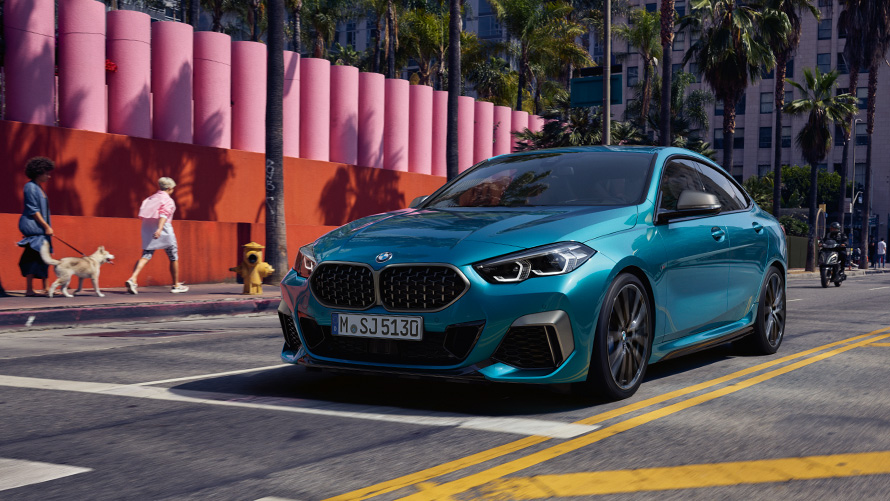BMW serije 2 Gran Coupé, F44, tričetrtinski pogled od spredaj med vožnjo po cesti BMW serije 2, BMW serije 2 Gran Coupé, F44, tričetrtinski pogled od spredaj med vožnjo po cesti