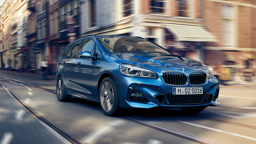 BMW serije 2 Gran Tourer, F46, tričetrtinski pogled od spredaj med vožnjo po cesti BMW serije 2, BMW serije 2 Gran Tourer, F46, tričetrtinski pogled od spredaj med vožnjo po cesti