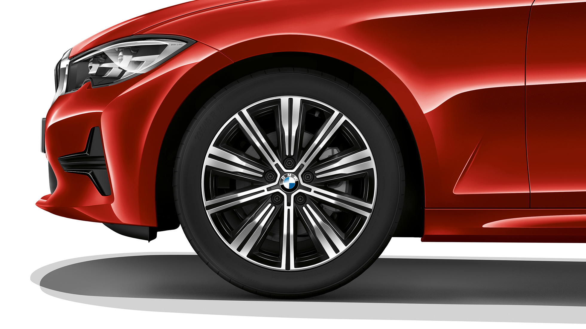 BMW serije 3 Limuzina, aluminijasto platišče modela Advantage. Posnetek od blizu aluminijastega platišča BMW serije 3 Limuzina z opremo modela Advantage.