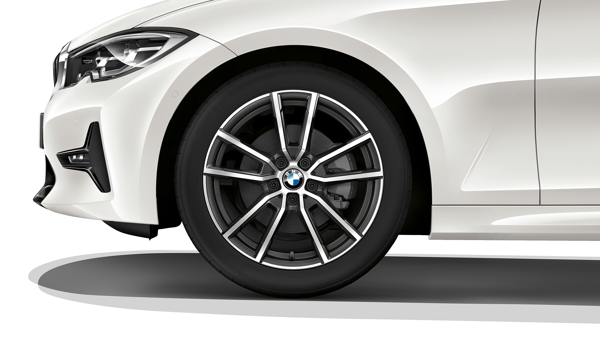 BMW serije 3 Limuzina, aluminijasto platišče modela Sport Line. Posnetek od blizu aluminijastega platišča BMW serije 3 Limuzina z opremo modela Sport Line.