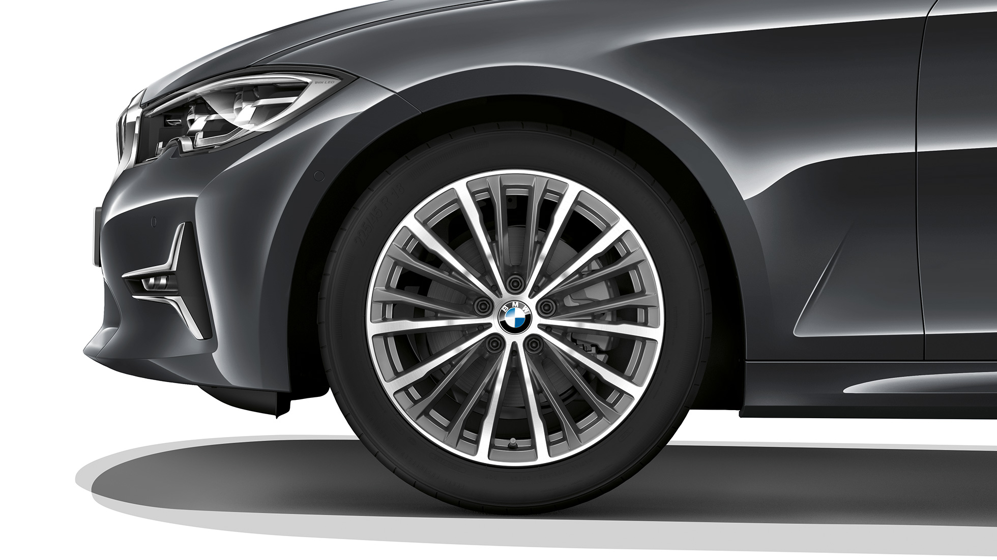 BMW serije 3 Limuzina, aluminijasto platišče modela Luxury Line. Posnetek od blizu aluminijastega platišča BMW serije 3 Limuzina z opremo modela Luxury Line.