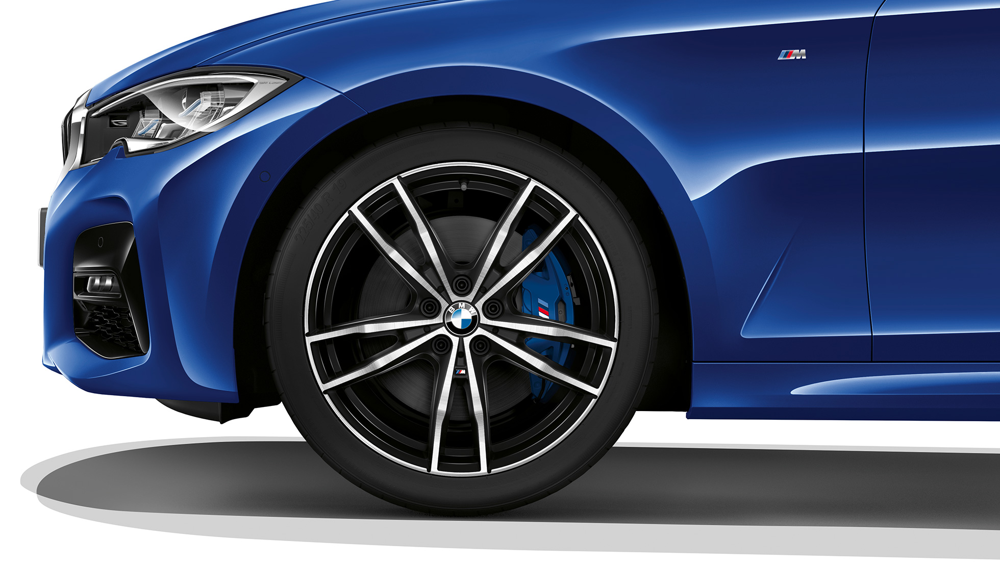 BMW serije 3 Limuzina, aluminijasto platišče modela M Sport. Posnetek od blizu aluminijastega platišča BMW serije 3 Limuzina z opremo modela M Sport.