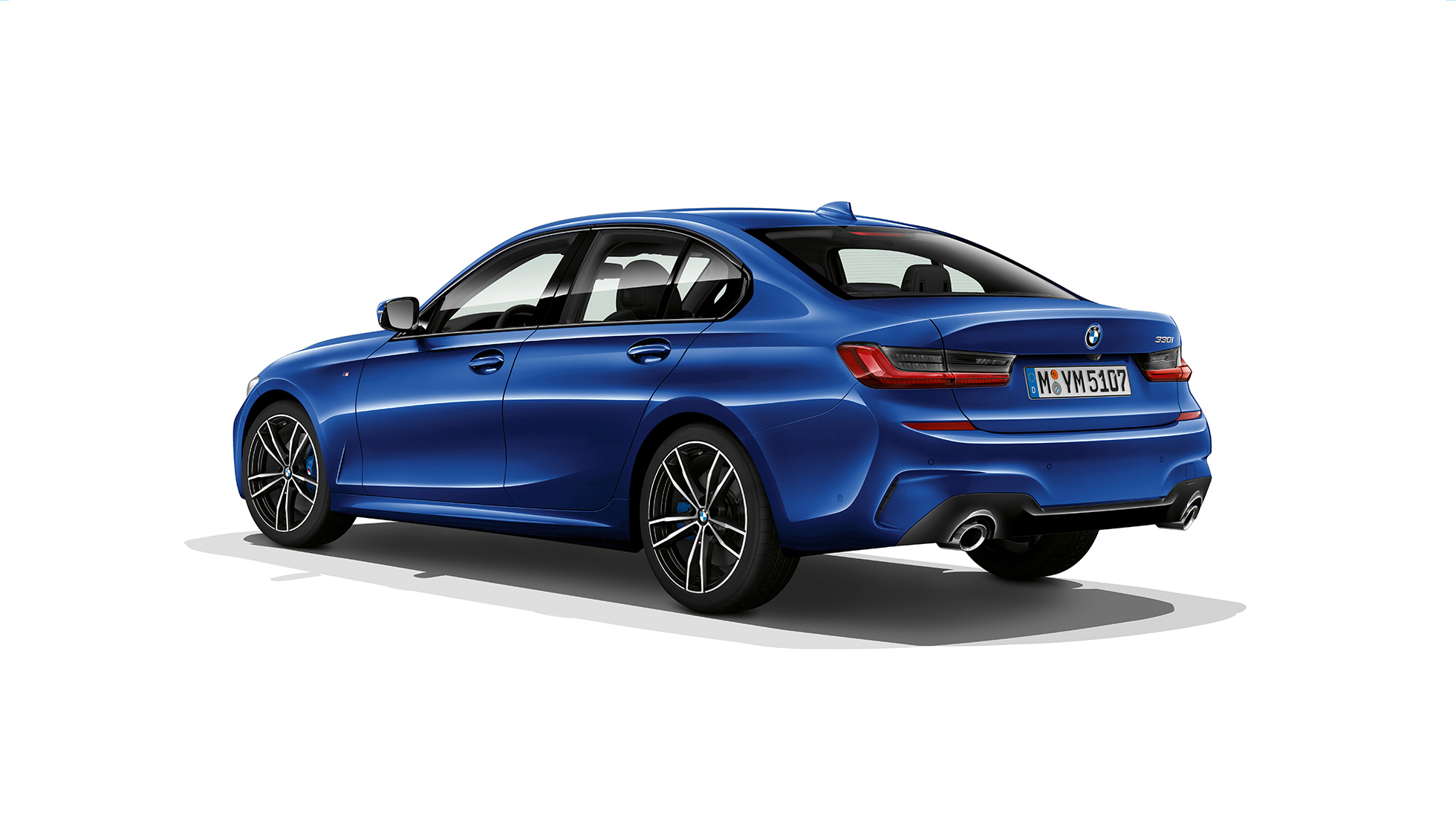 BMW serije 3 Limuzina, zadek modela M Sport. Tričetrtinski posnetek od zadaj BMW serije 3 Limuzina z opremo modela M Sport.