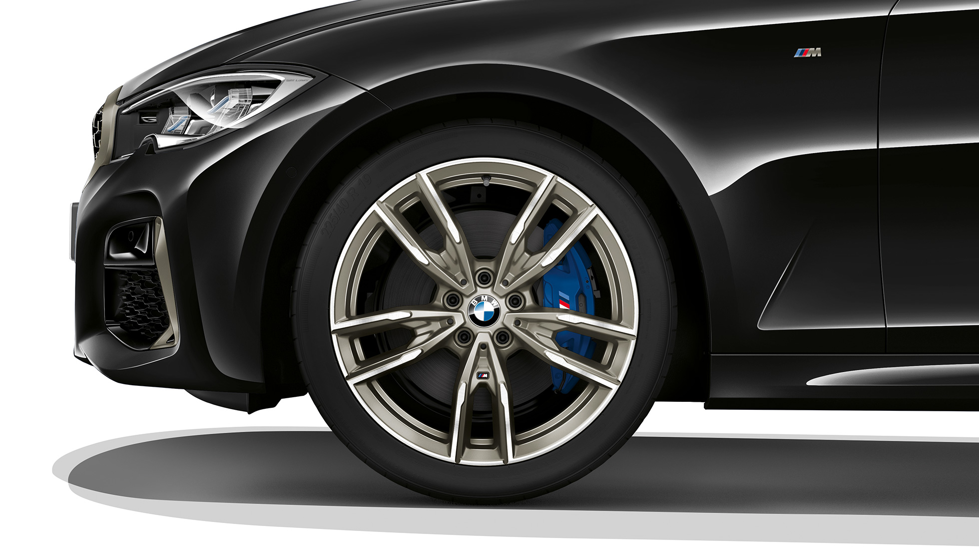 BMW serije 3 Limuzina, aluminijasto platišče M340i xDrive. Posnetek od blizu aluminijastega platišča BMW serije 3 M340i xDrive Limuzina.