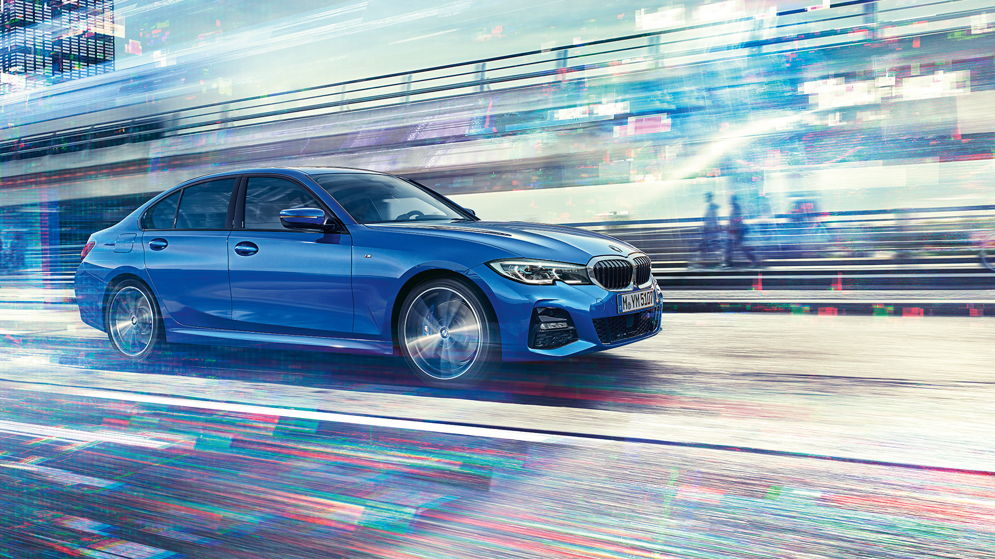 BMW serije 3 Limiuzina, gibljiv posnetek od strani. Gibljiv posnetek od strani BMW serije 3 Limiuzina podnevi v mestnem okolju.