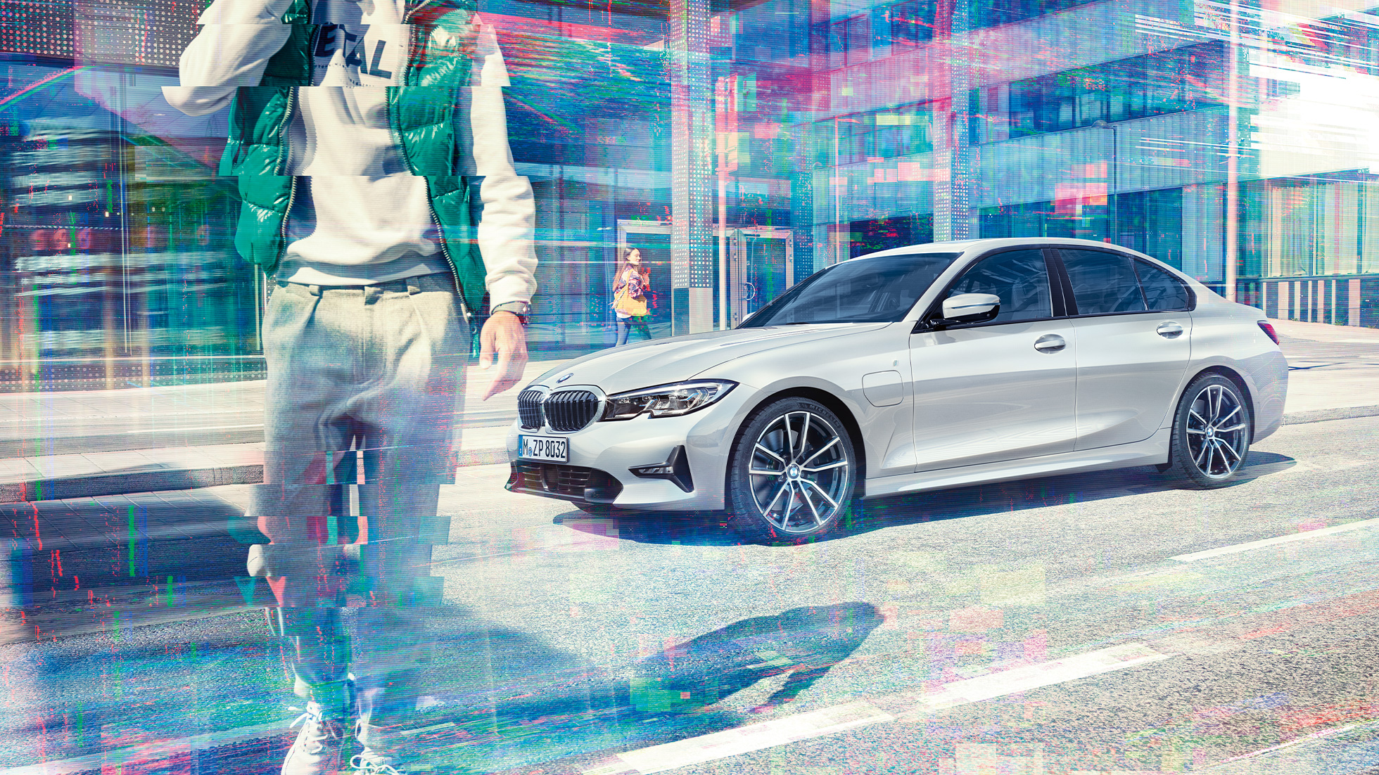 Stranski pogled na BMW serije 3 Limuzina 330e BMW serije 3 Limuzina, BMW 330e G20, kovinska barva Glacier Silver, stranski pogled med vožnjo