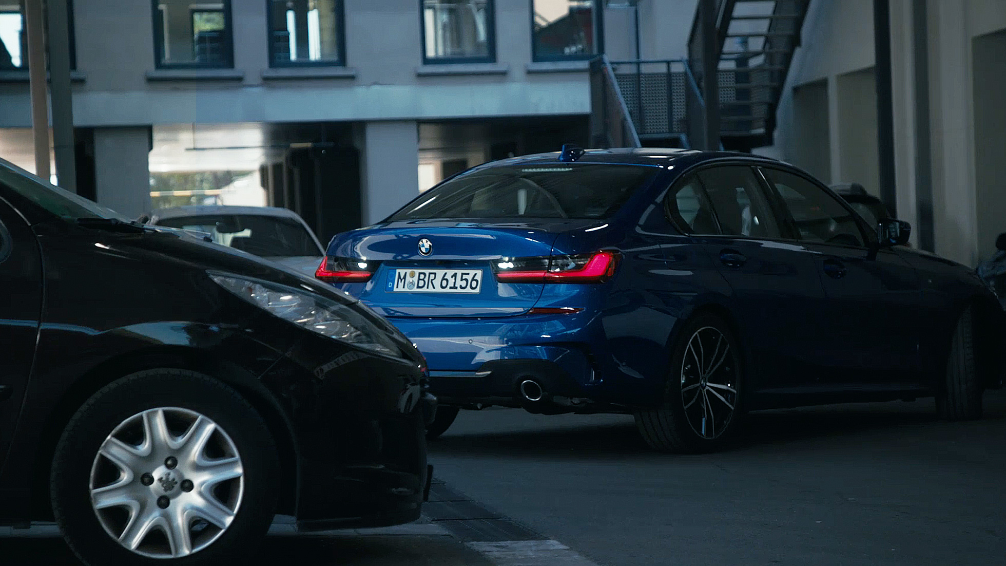 BMW serije 3 Limuzina, asistent za vzvratno vožnjo. Zaslon v kokpitu BMW serije 3 s sistemom za vzvratno vožnjo od blizu.