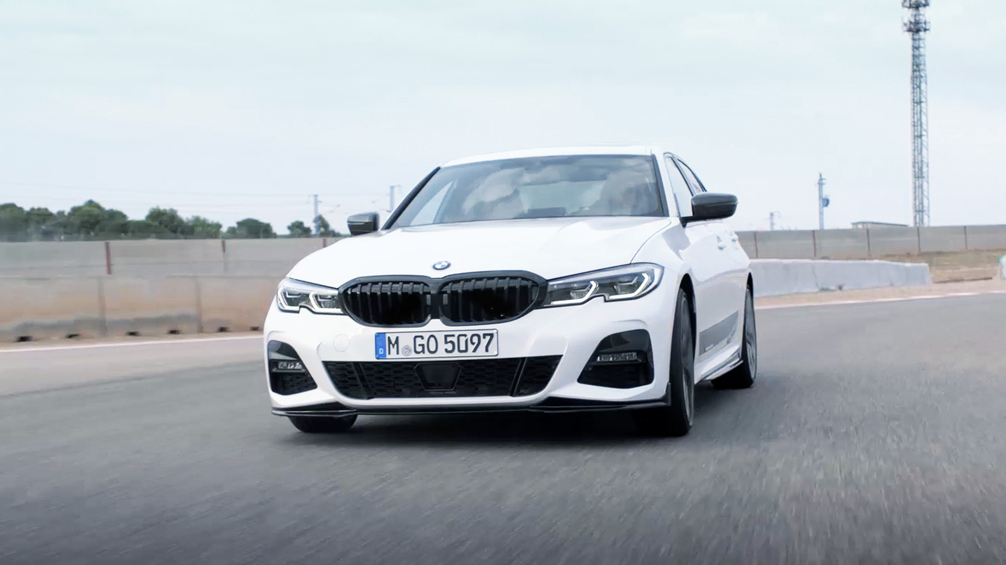 BMW serije 3 Limuzina, M Performance deli. Četrtinski pogled na BMW serije 2 Limuzina z M Performance deli od spredaj.