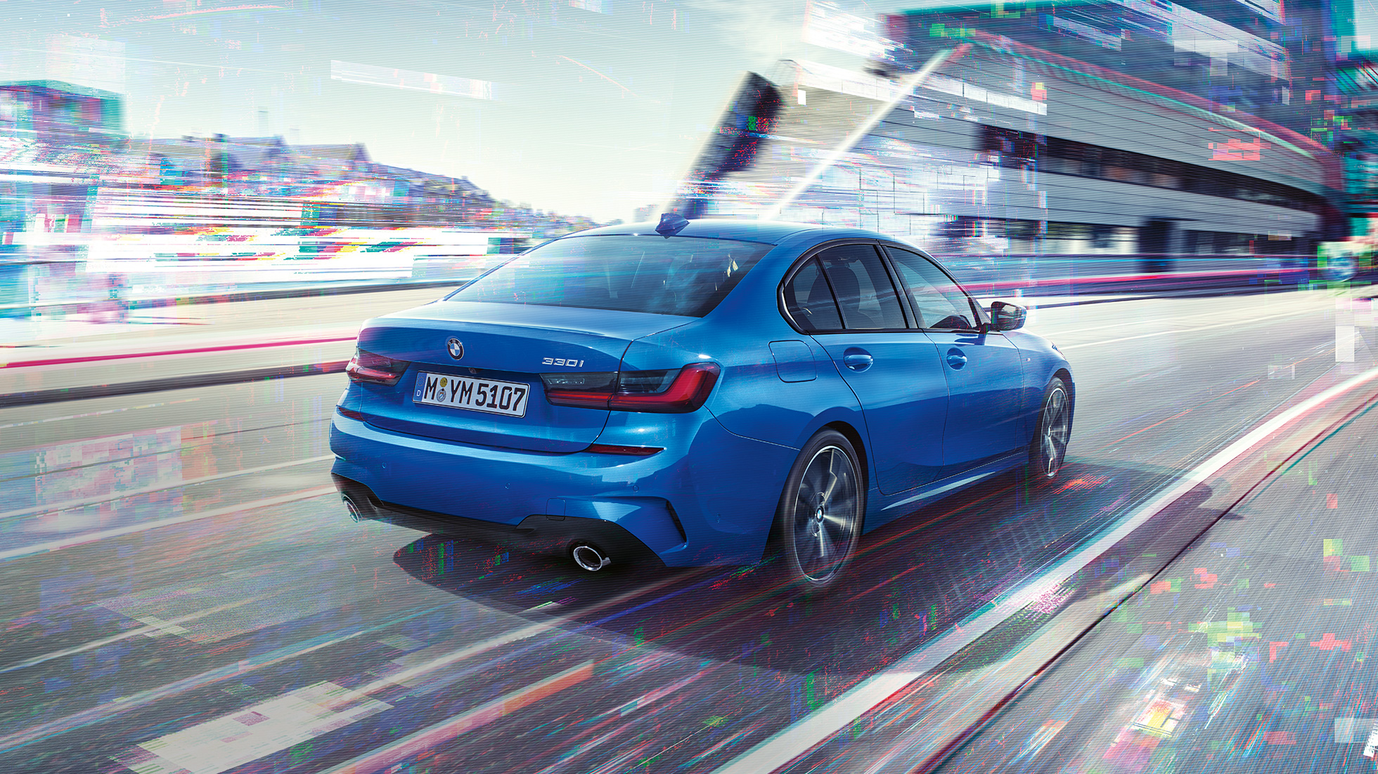 BMW serije 3 Limuzina, stranski posnetek od zadaj. Tričetrtinski posnetek od zadaj BMW serije 3 Limiuzina podnevi v mestnem okolju.