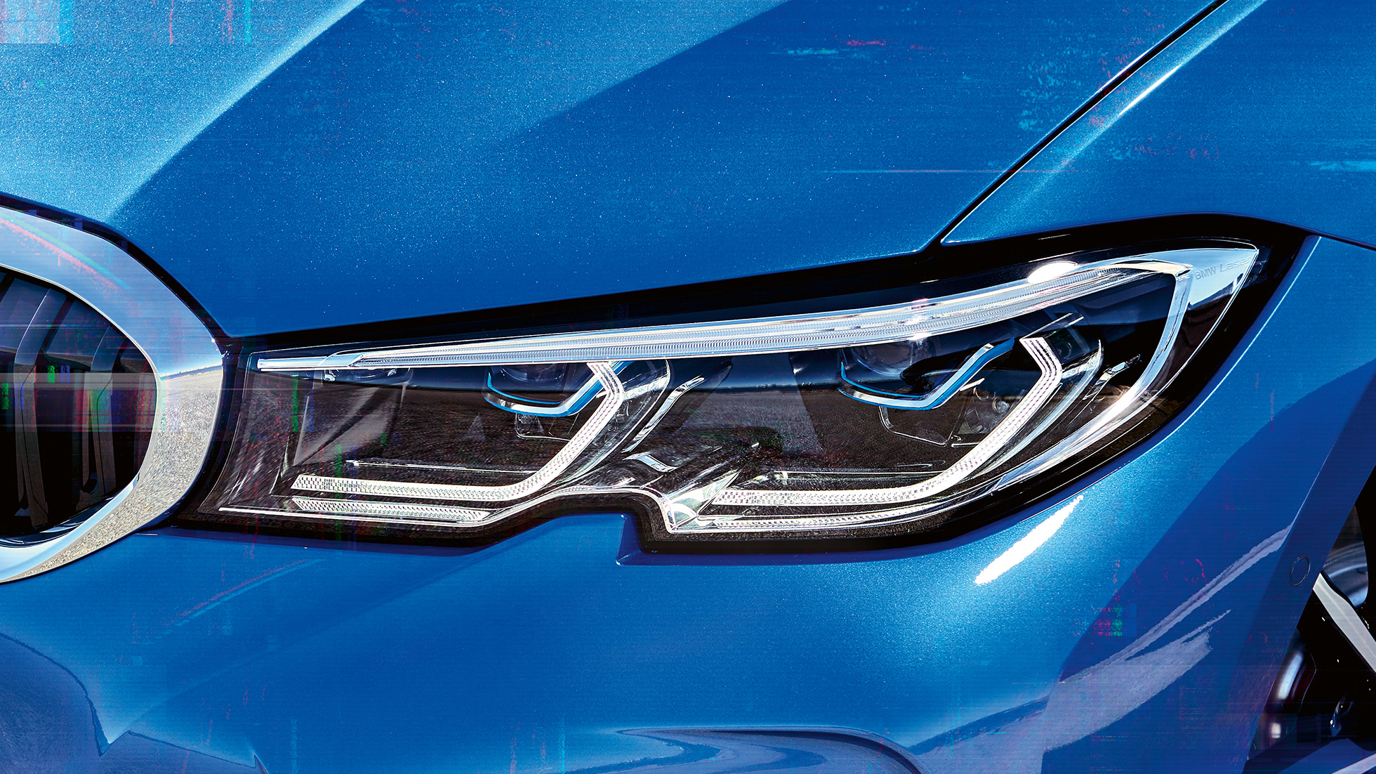BMW serije 3 Limuzina, laserska luč BMW. Stranski posnetek od blizu desnega prednjega žarometa z lasersko lučjo BMW.