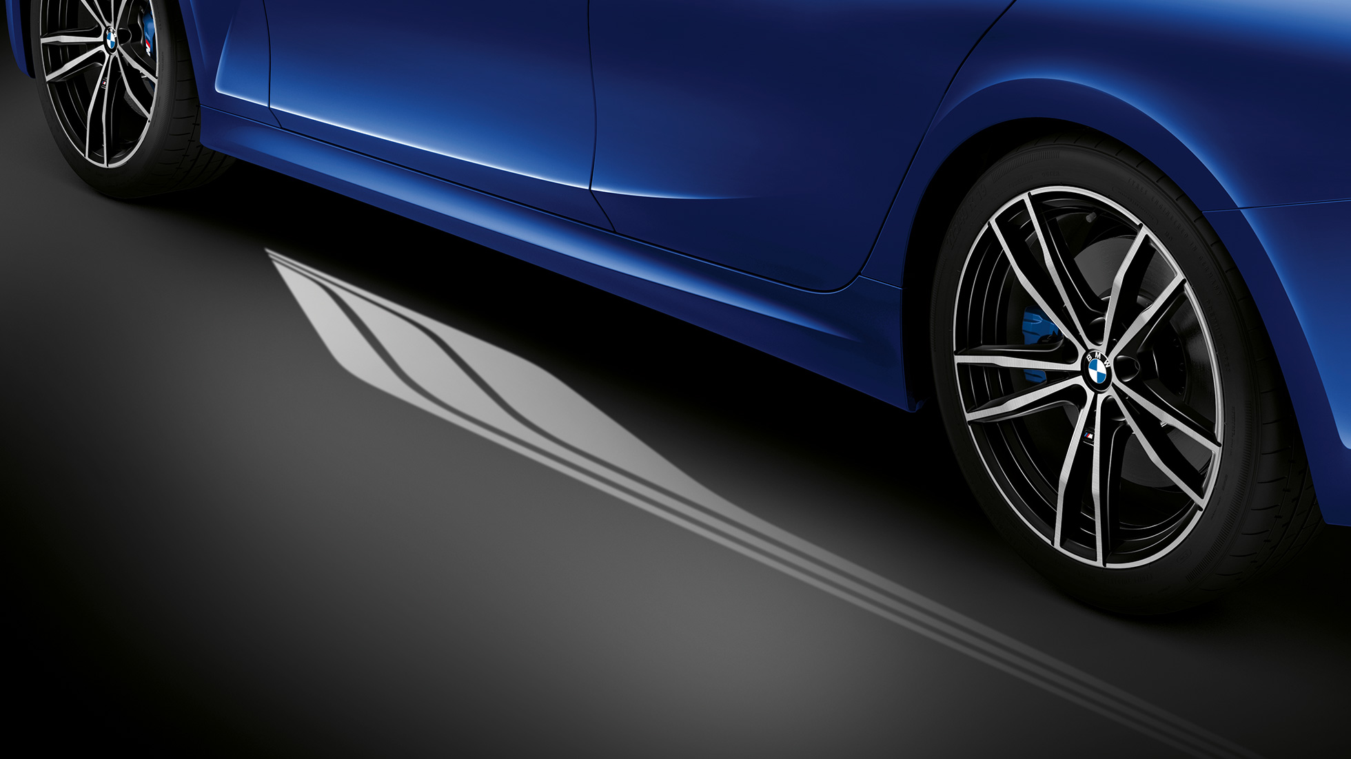 BMW serije 3 Limuzina, Welcome Light Carpet. Stranski posnetek odprtih voznikovih vrat z Welcome Light Carpet.