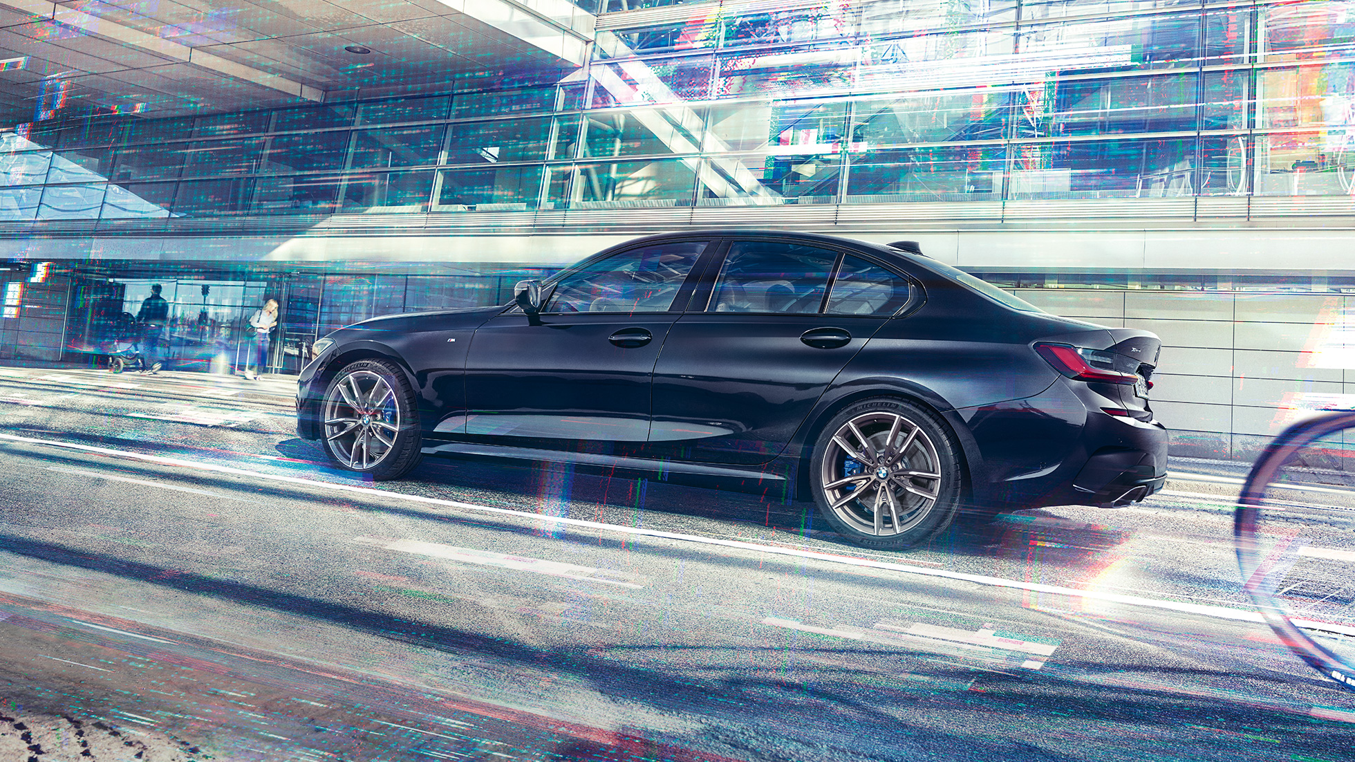 BMW serije 3 Limuzina, BMW M340i xDrive. Stranski pogled BMW M340i xDrive na mestu pred mestno stavbo.