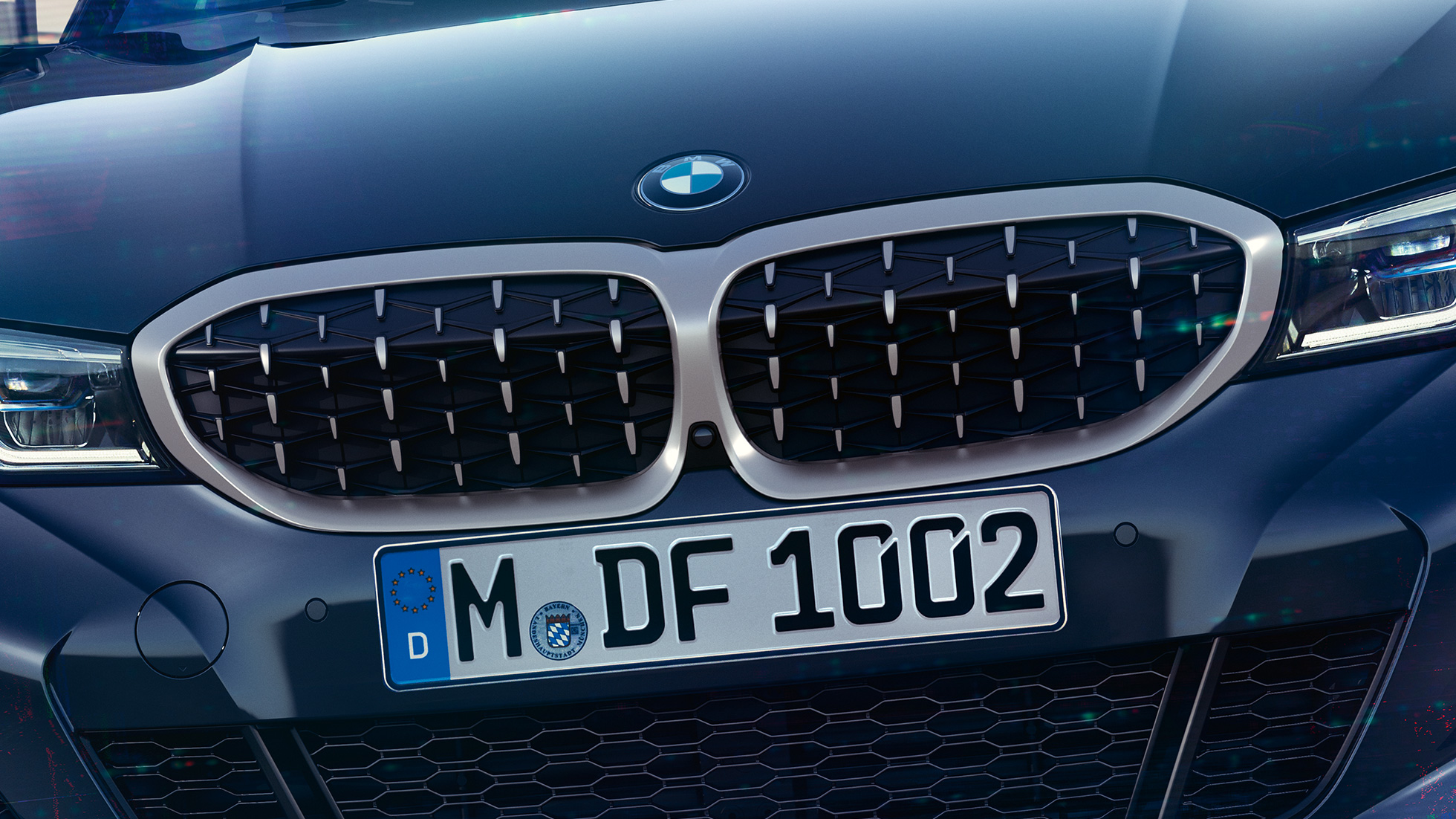BMW serije 3 Limuzina, dvojna ledvička BMW. Posnetek od blizu na dvojno ledvičko BMW nove mrežaste zasnove pri BMW serije 3 Limuzina M340i xDrive.