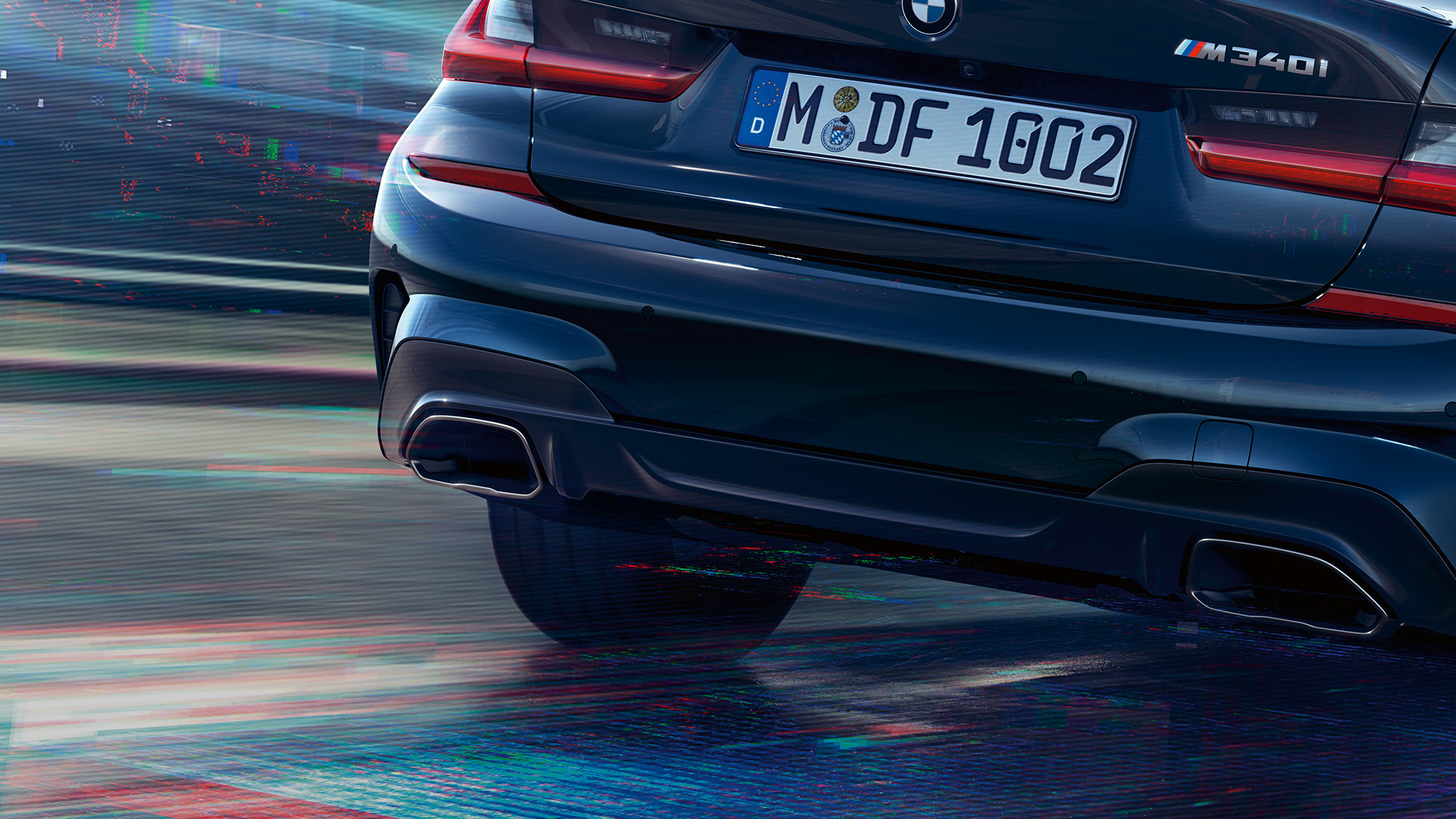 BMW serije 3 Limuzina, M posebnimi zaključki izpušnih cevi. Posnetek od blizu na zadek BMW serije 3 Limuzina z M posebnimi zaključki izpušnih cevi v kovinski barvi Cerium Grey.