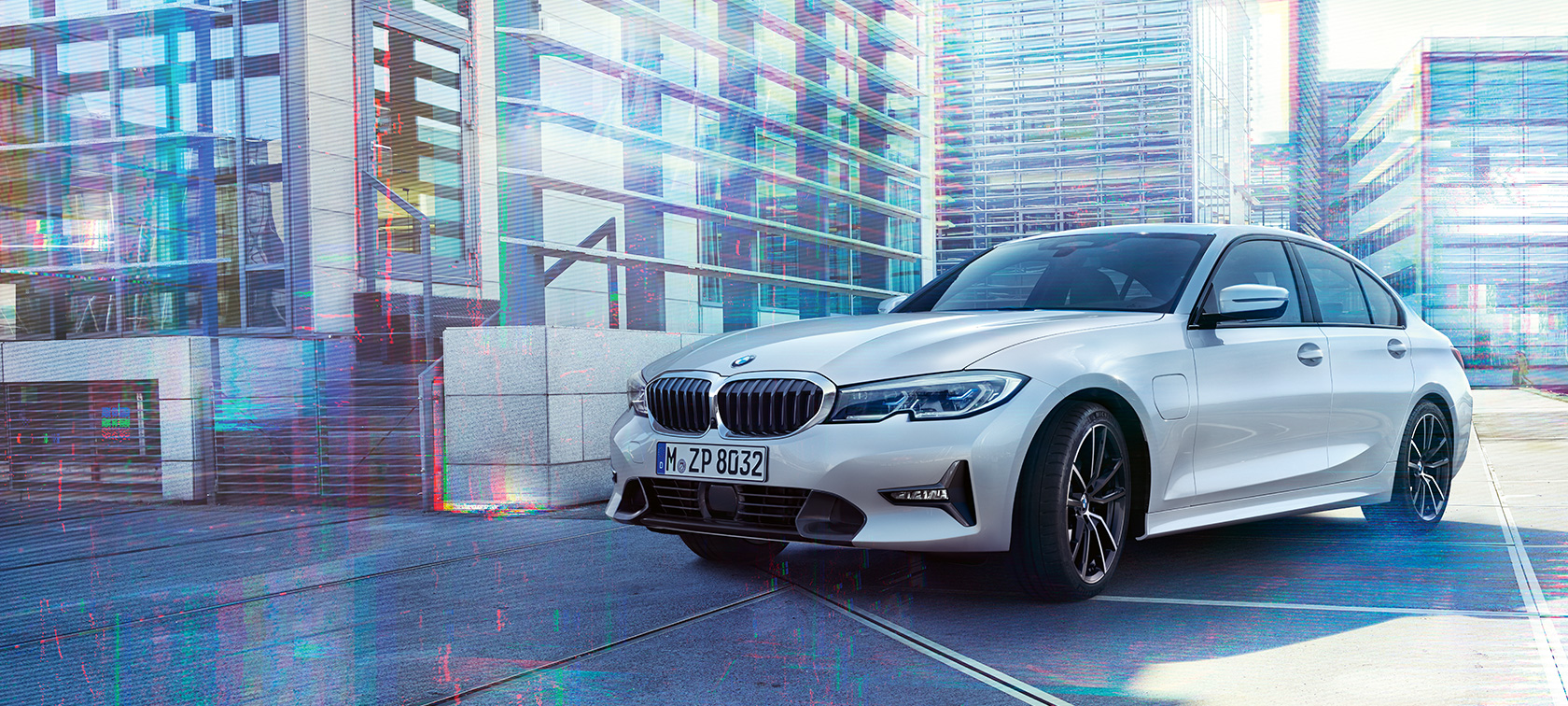 BMW serije 3 Limuzina 330e. Tričetrtinski posnetek BMW serije 3 Limuzina 330e v mestnem okolju.