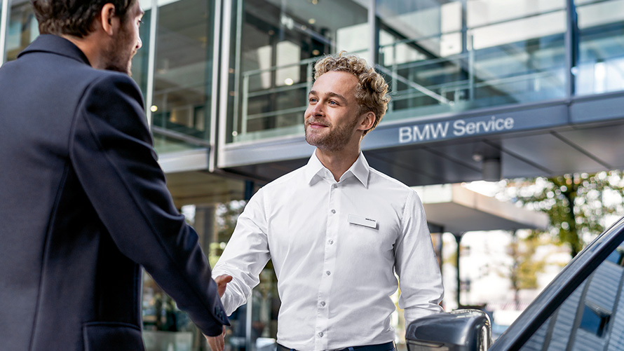 Zaposleni pri BMW Service pozdravi stranko Zaposleni pri BMW Service pozdravi stranko