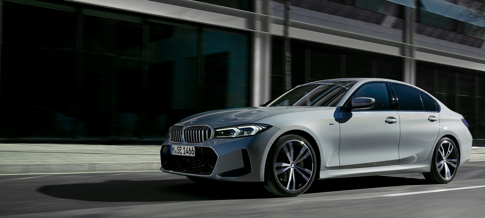 BMW serije 3 Limuzina, LCI, G20, barva Brookly Grey, stranski pogled med mirovanjem pred steno