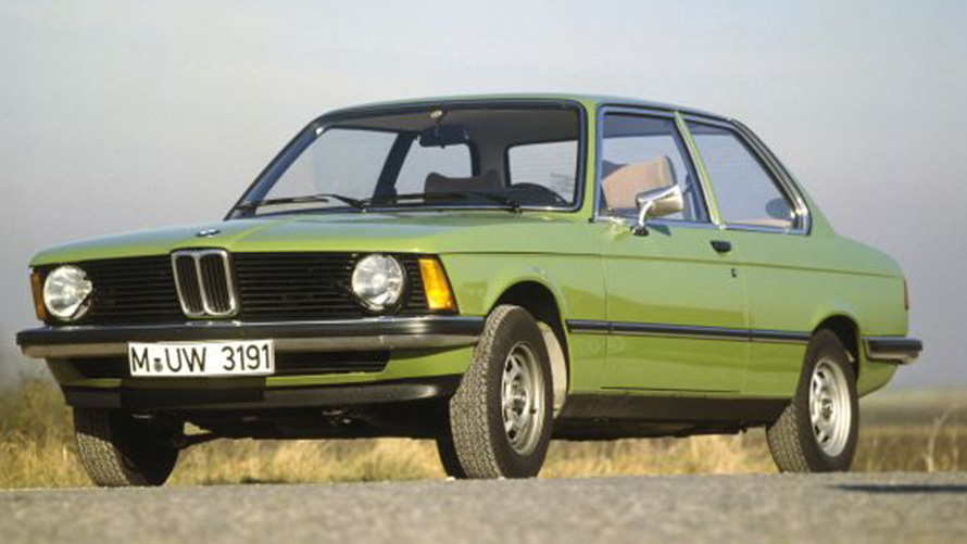 BMW serije 3 Limuzina, E21, prva generacija, tričetrtinski pogled od spredaj na cesto BMW serije 3, modeli BMW serije 3 Limuzina, E21, prva generacija, tričetrtinski pogled od spredaj na cesto