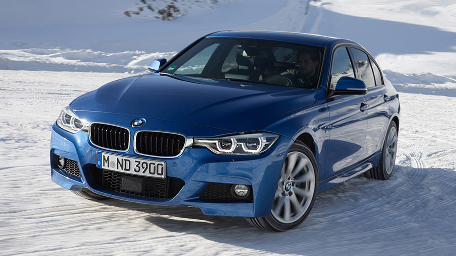 BMW serije 3 Limuzina, F30, šesta generacija, tričetrtinski pogled od spredaj na snegu BMW serije 3, modeli BMW serije 3 Limuzina, F30, šesta generacija, tričetrtinski pogled od spredaj na snegu