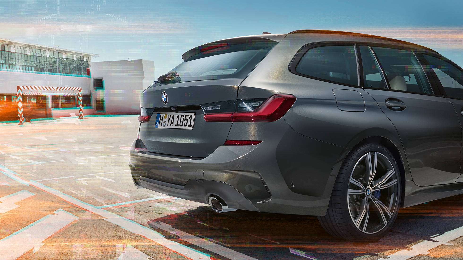 BMW serije 3 Touring, tričetrtinski pogled od zadaj na parkirišču BMW serije 3 Touring, tričetrtinski pogled od zadaj na parkirišču v mestnem okolju