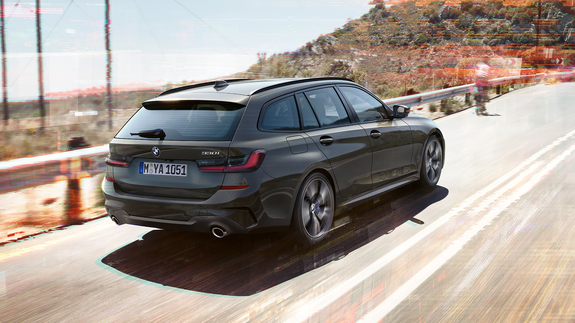 BMW serije 3 Touring, tričetrtinski posnetek od zadaj BMW serije 3 Touring, tričetrtinski posnetek od zadaj med vožnjo na mostu pred podeželskim okoljem