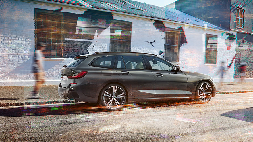 BMW serije 3 Touring (G21), barva Dravit Grey, sedemosminski posnetek od zadaj BMW serije 3 Touring (G21), barva Dravit Grey, sedemosminski posnetek od zadaj med vožnjo pred stavbo