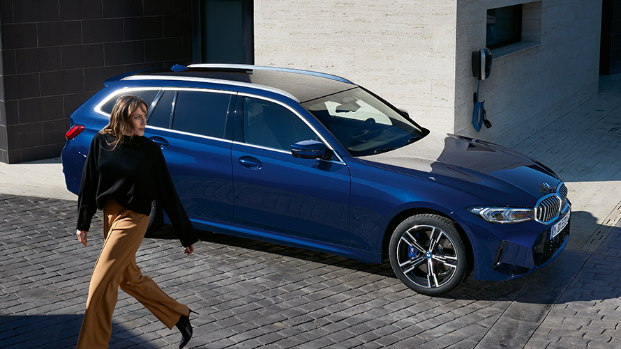 BMW serije 3 Touring, Financial Services, tričetrtinski stranski pogled BMW serije 3 Touring, Financial Services, tričetrtinski stranski pogled z manekenko