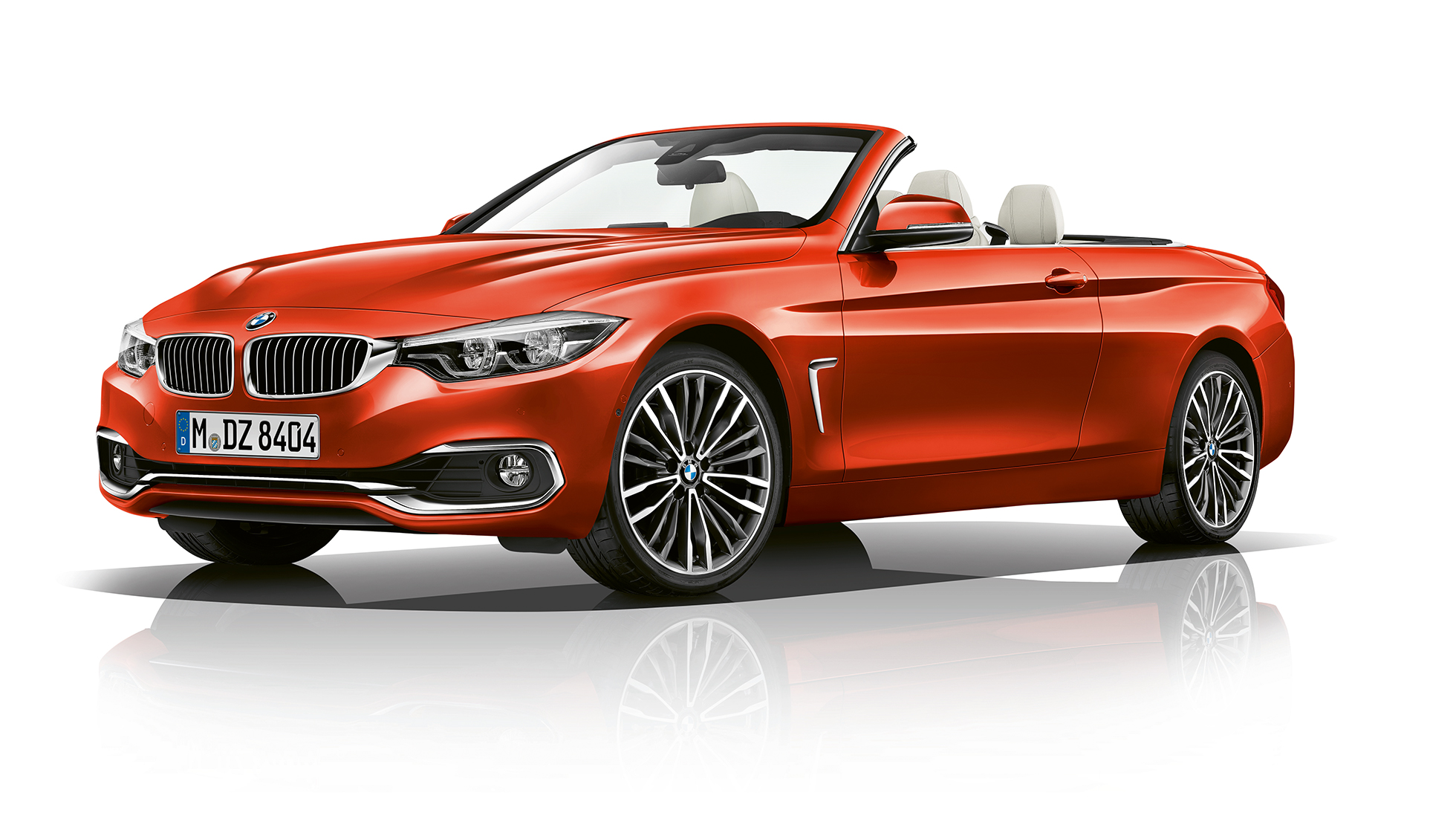 BMW serije 4 Cabrio, model Luxury Line v sprednjem polprofilu BMW serije 4 Cabrio, model Luxury Line v sprednjem polprofilu
