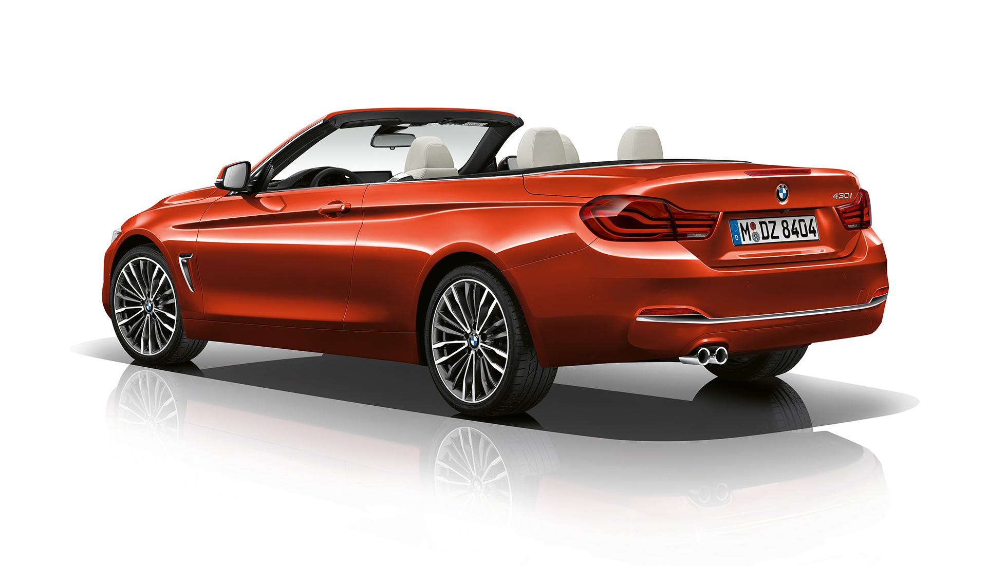 BMW serije 4 Cabrio, model Luxury Line v zadnjem polprofilu BMW serije 4 Cabrio, model Luxury Line v zadnjem polprofilu