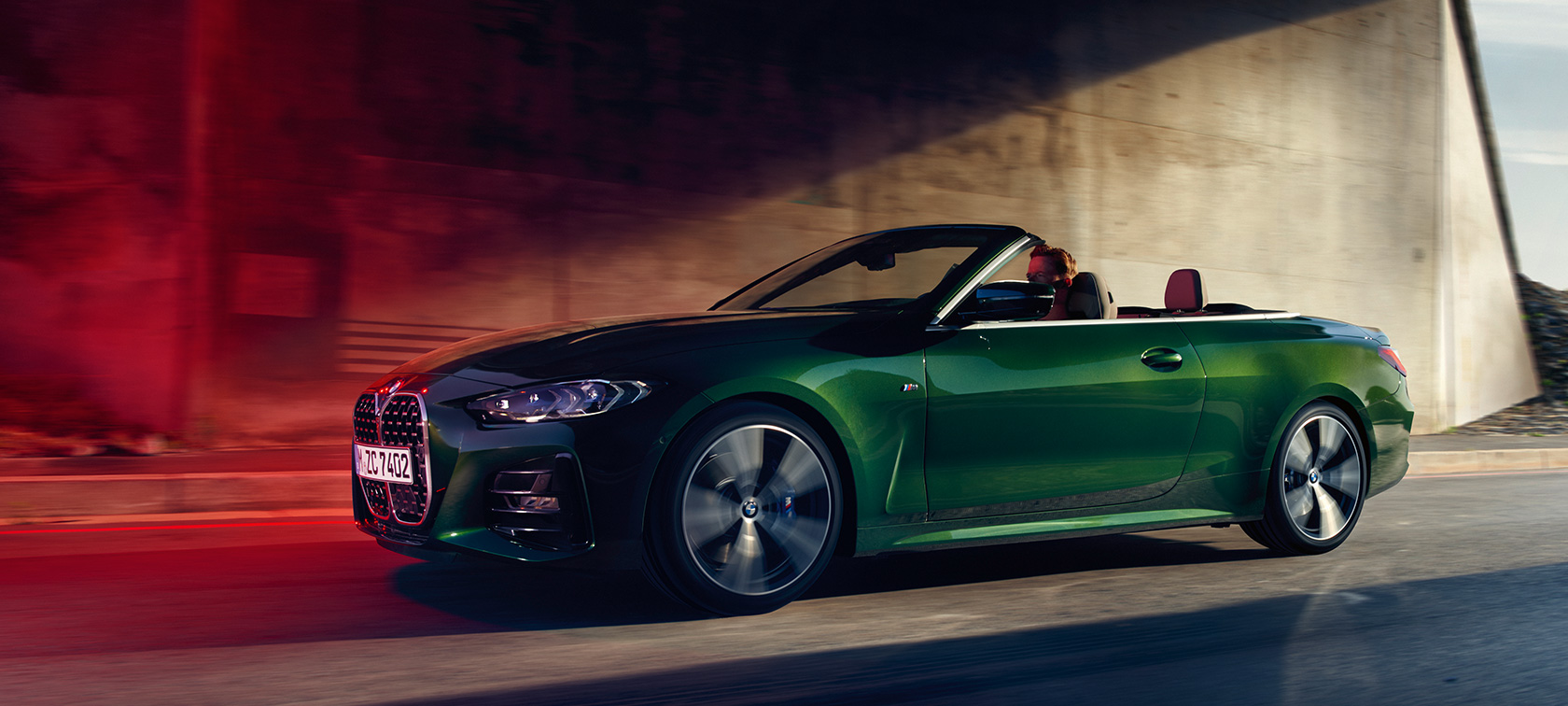 Tričetrtinski stranski pogled med premikanjem, BMW serije 4 Cabrio, G23, 2020 BMW serije 4 Cabrio, G23, 2020, kovinska barva Sanremo Green, tričetrtinski stranski pogled med premikanjem