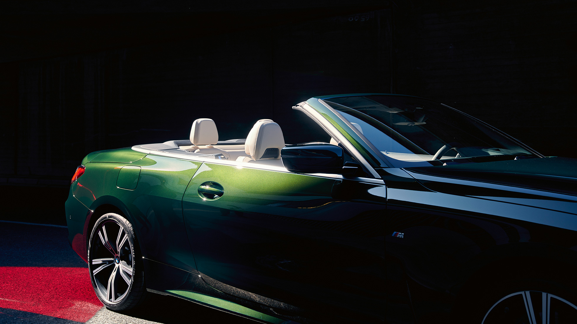 Tričetrtinski pogled od spredaj, BMW serije 4 Cabrio, G23, 2020, vožnja BMW serije 4 Cabrio, G23, 2020, kovinska barva Sanremo Green, tričetrtinski pogled od zadaj med premikanjem