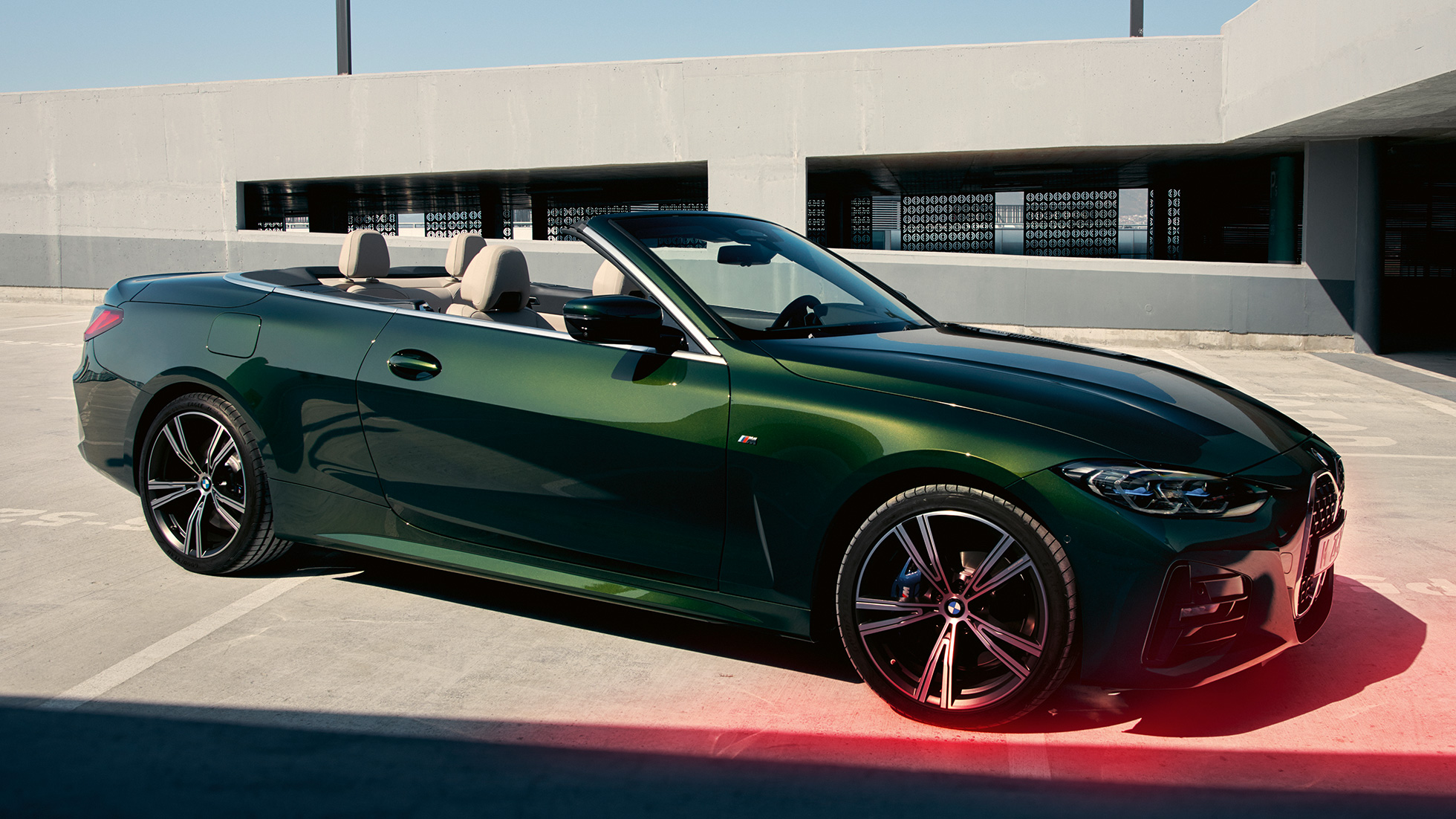 Tričetrtinski pogled od spredaj, BMW serije 4 Cabrio, G23, 2020, moški zraven avtomobila BMW serije 4 Cabrio, G23, kovinska barva Sanremo Green, 2020, tričetrtinski pogled od spredaj, moški zraven avtomobila