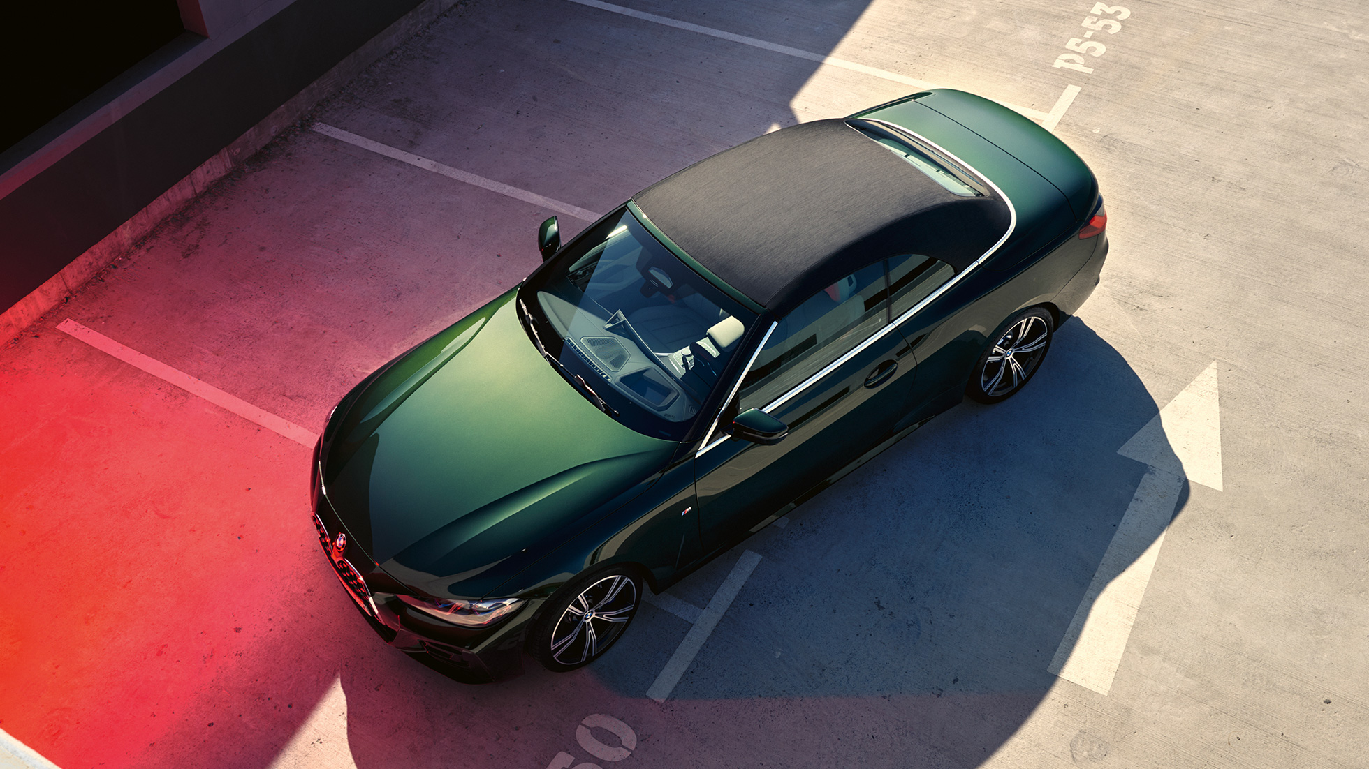 Pogled iz ptičje perspektive, zložljiva platnena streha, BMW serije 4 Cabrio, G23, 2020 BMW serije 4 Cabrio, G23, 2020, kovinska barva Sanremo Green, pogled iz ptičje perspektive, zložljiva platnena streha