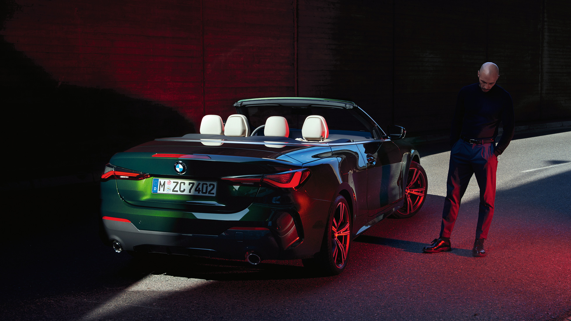 Tričetrtinski pogled od zadaj z zadnjimi lučmi, BMW serije 4 Cabrio, G23, 2020 BMW serije 4 Cabrio, G23, 2020, kovinska barva Sanremo Green, tričetrtinski pogled od zadaj z zadnjimi lučmi
