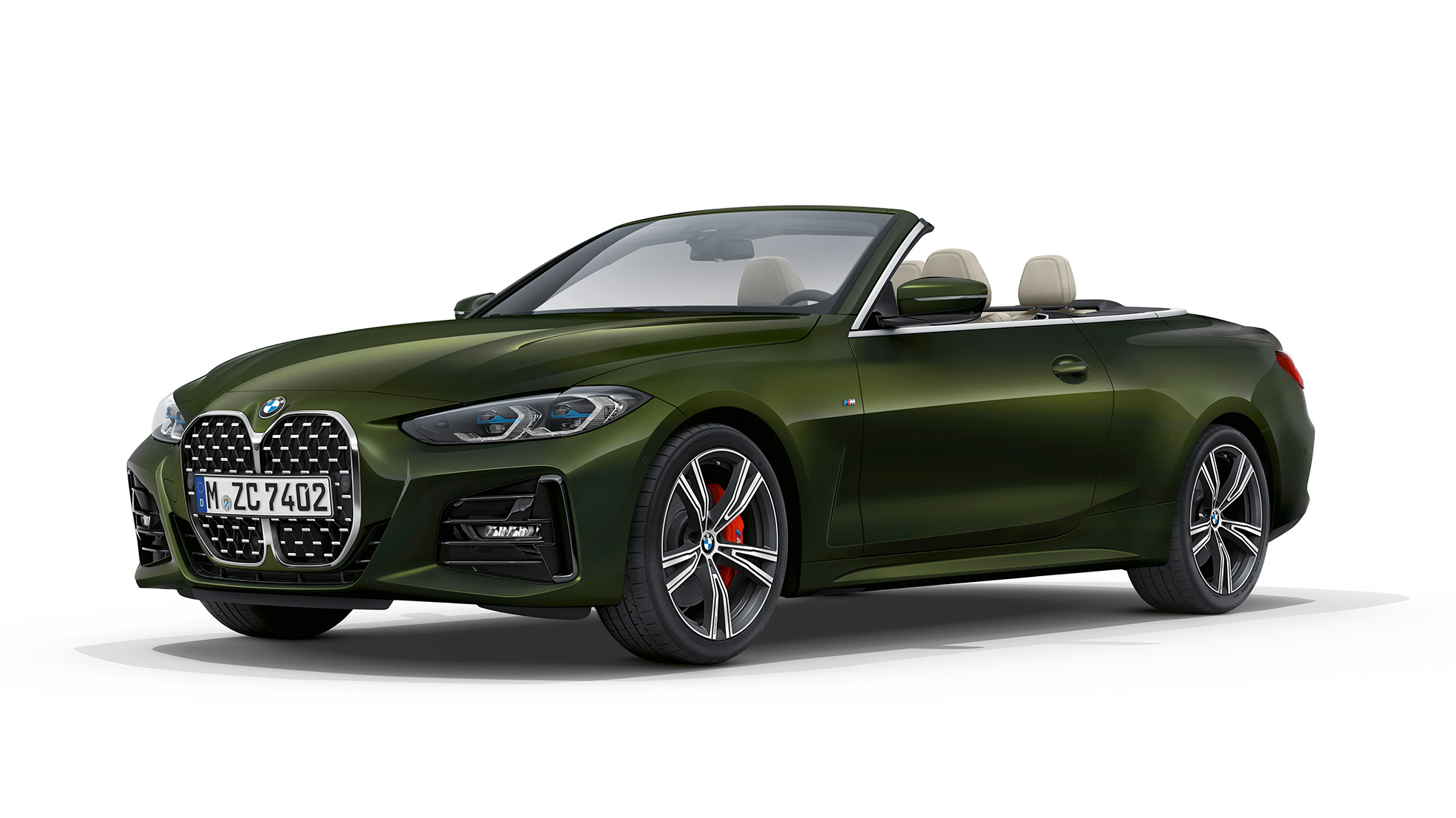 Tričetrtinski pogled od spredaj, BMW serije 4 Cabrio, model M Sport, G23, 2020 BMW serije 4 Cabrio, G23, 2020, model M Sport, kovinska barva Sanremo Green, tričetrtinski pogled od spredaj