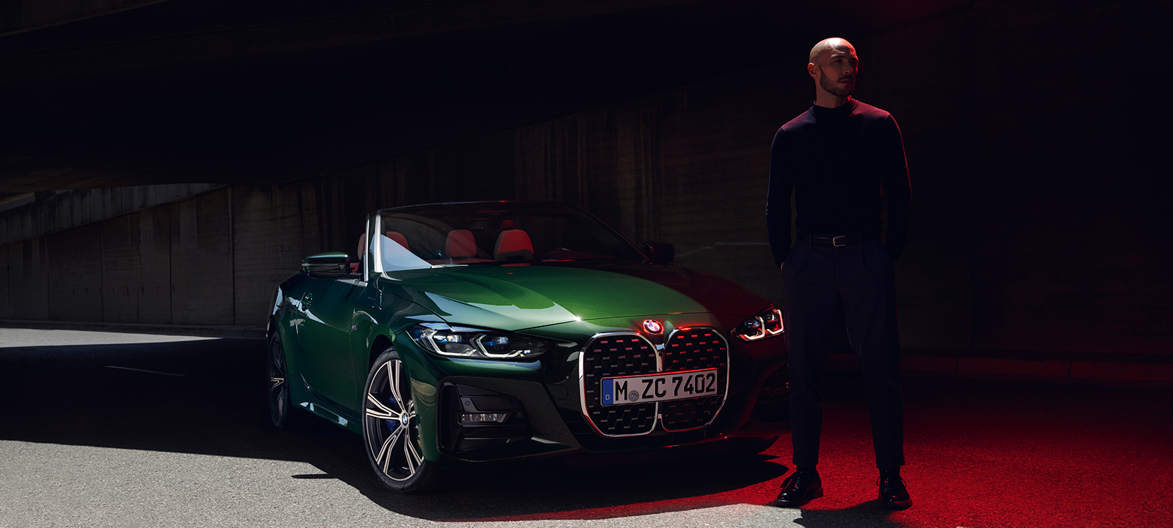Pogled od spredaj, BMW serije 4 Cabrio, G23, 2020 BMW serije 4 Cabrio, G23, 2020, kovinska barva Sanremo Green, pogled od spredaj z manekenko