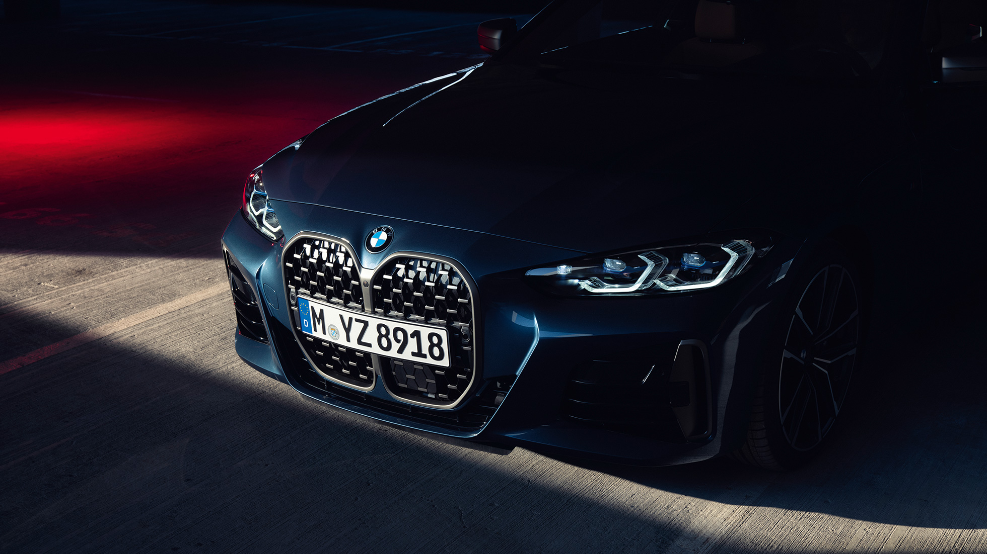 Pogled od spredaj na dvojno ledvičko, BMW serije 4 Coupé, G22, 2020 BMW serije 4 Coupé, G22, 2020, kovinska barva Arctic Race Blue, bližnji pogled od spredaj na dvojno ledvičko