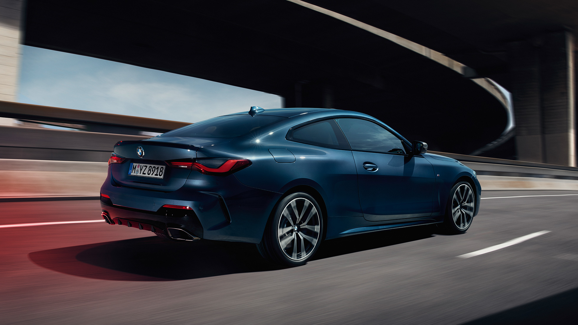Tričetrtinski stranski pogled, BMW serije 4 Coupé, G22, 2020 BMW serije 4 Coupé, G22, 2020, kovinska barva Arctic Race Blue, tričetrtinski stranski pogled med premikanjem
