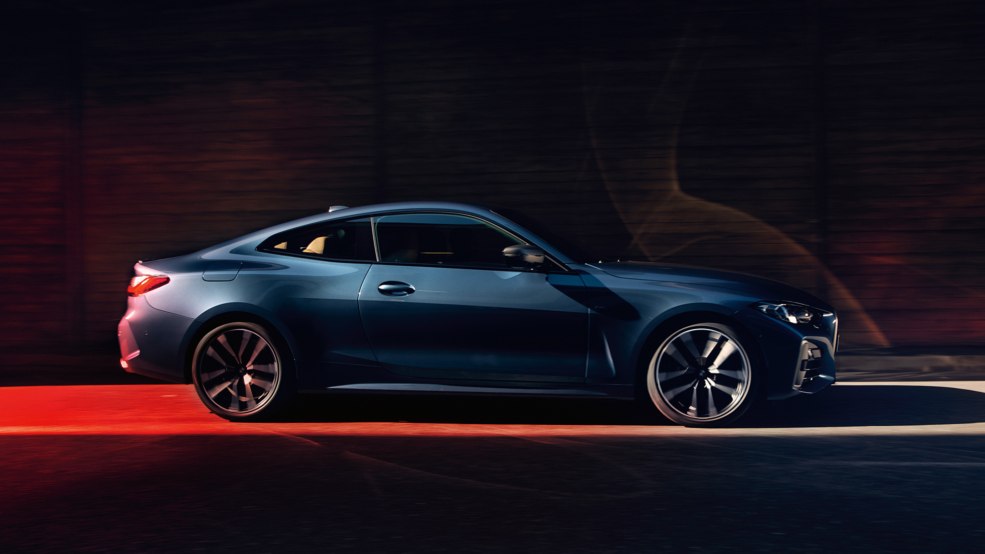 Stranski pogled, BMW serije 4 Coupé, G22, 2020 BMW serije 4 Coupé, G22, 2020, kovinska barva Arctic Race Blue, stranski pogled med premikanjem